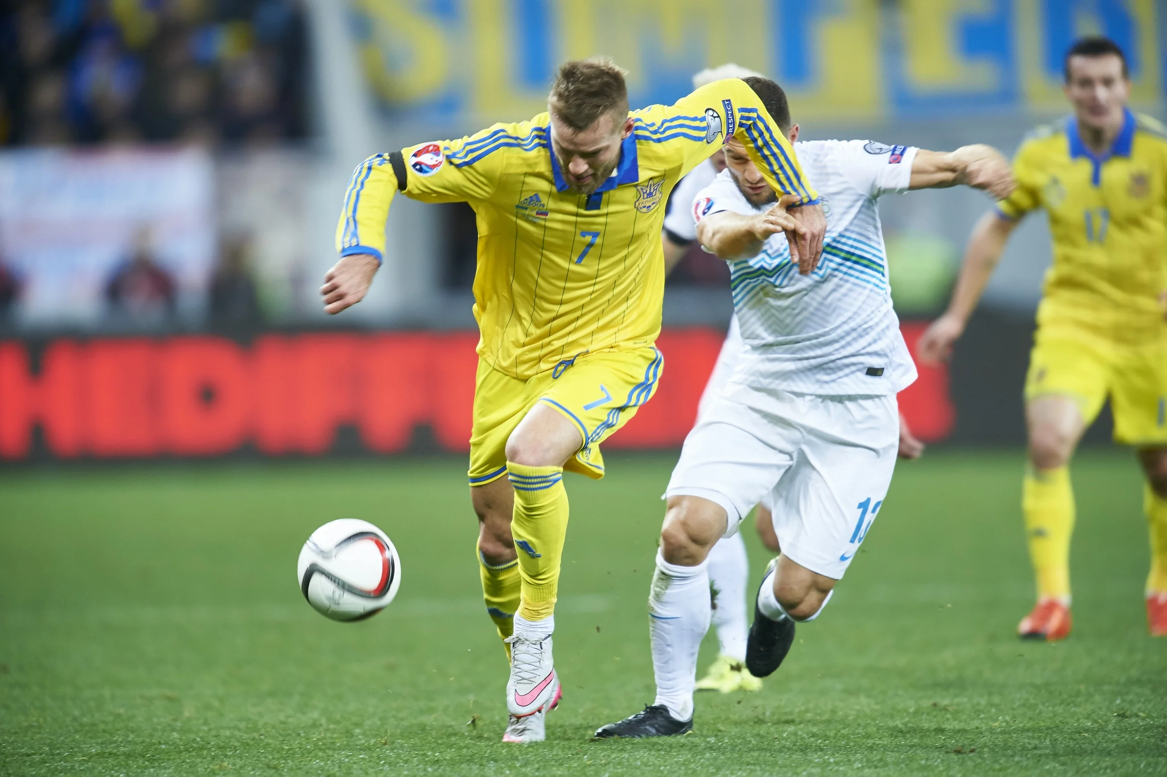 Йокич противостоит Ярмоленко / Фото Getty Images