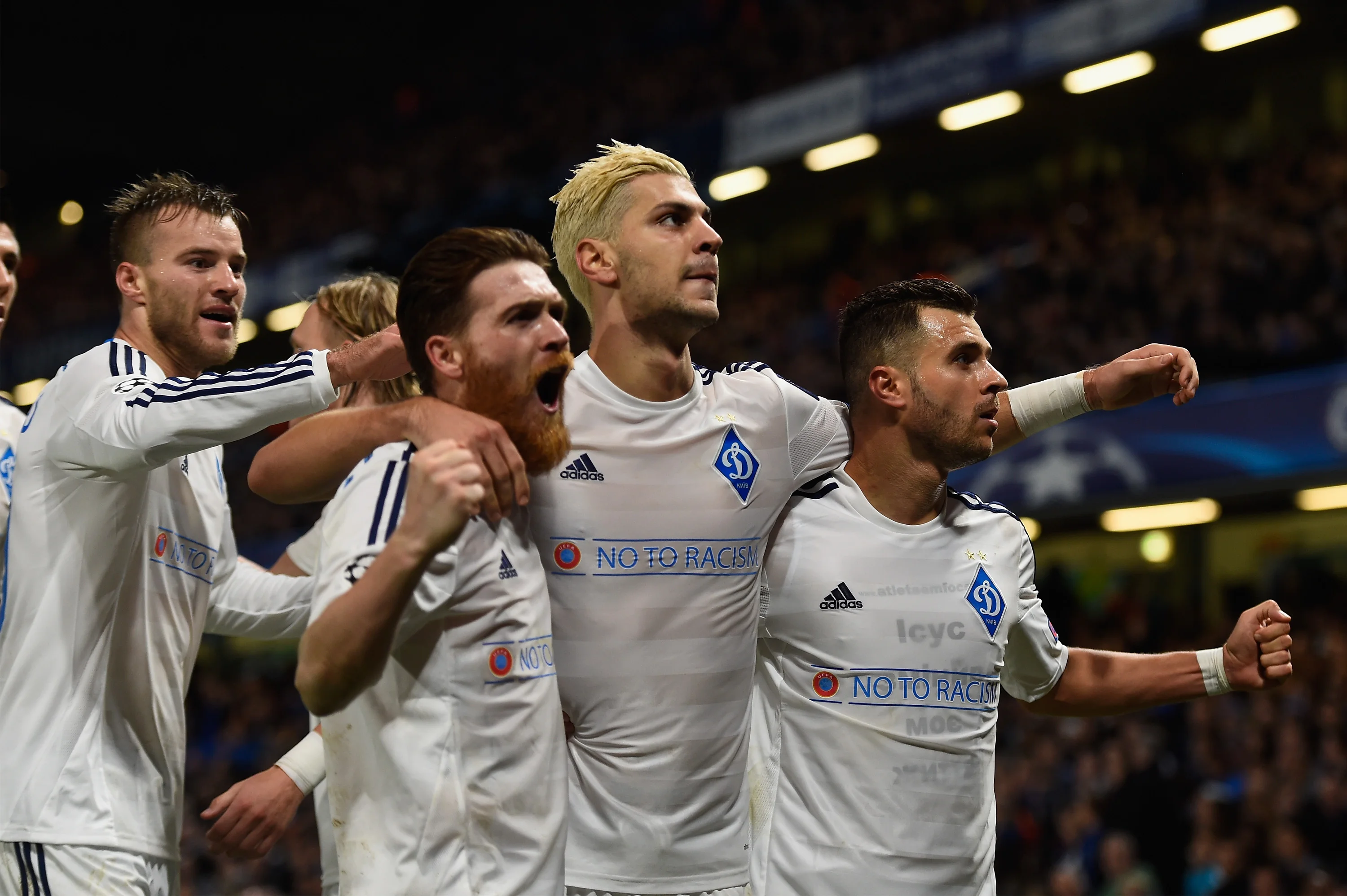 "Динамівці" в футболках з написом "No To Racism" / Фото Getty Images