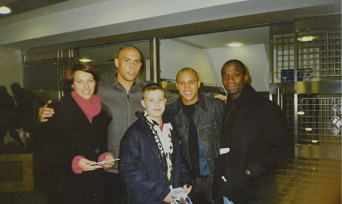 Андрій Кузьменко в оточенні Роналдо, Роберто Карлоса і Макелеле / Фото із сімейного архіву