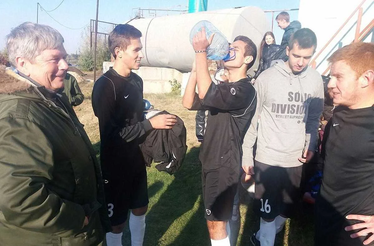 Петрович (слева) и донецкие футболисты