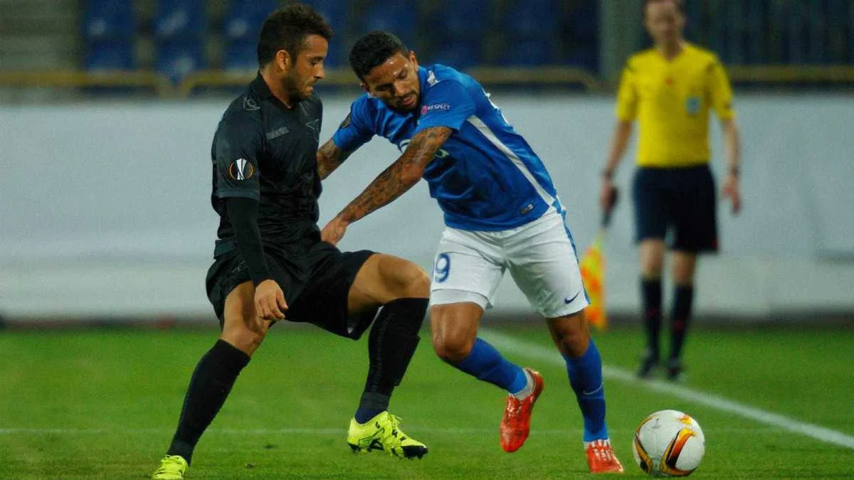 Матеус в атаке против "Лацио" / фото ФК Днепр