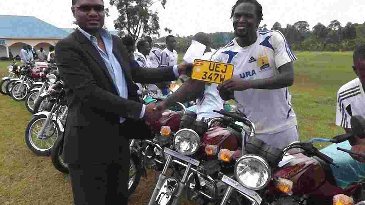 Клуб з Уганди подарував гравцям мотоцикли для підробітку таксистами