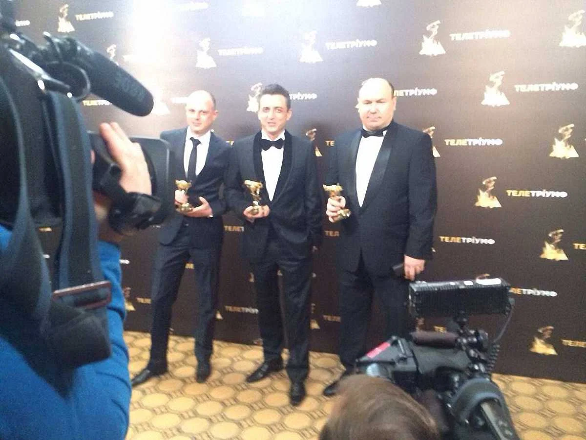 Віктор Вацко, Олександр Денисов і Віктор Леоненко зі своїми статуетками на "Телетріумфі" / фото із соцмереж