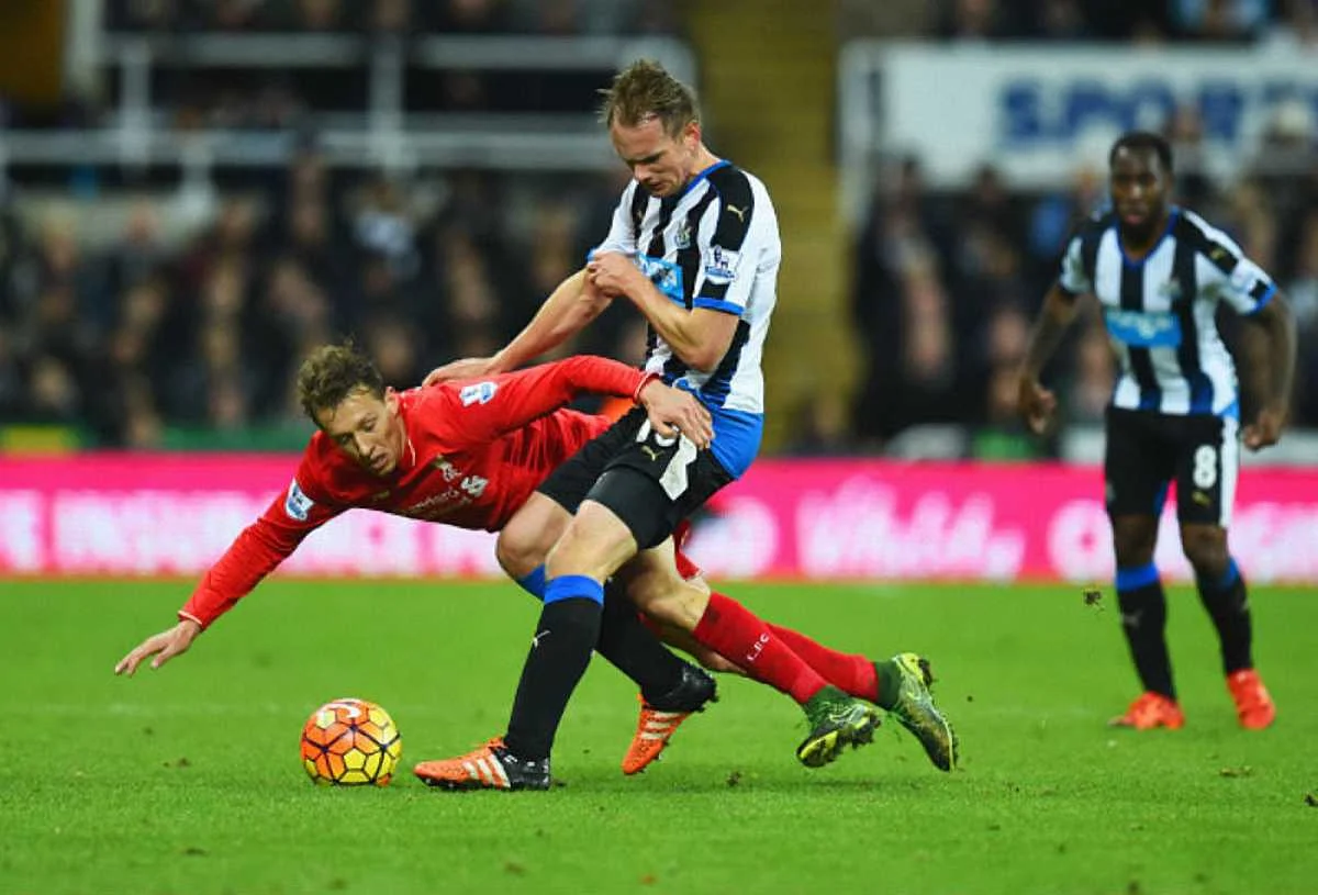 Лукас и Де Йонг сошлись в центре поля / Getty Images