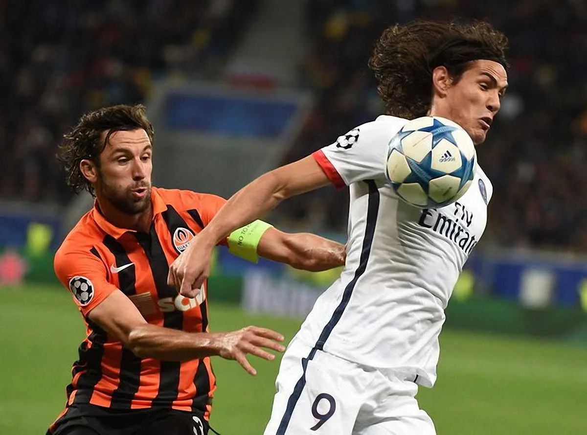 Срна против Кавани в первом матче / фото ФК "Шахтер"