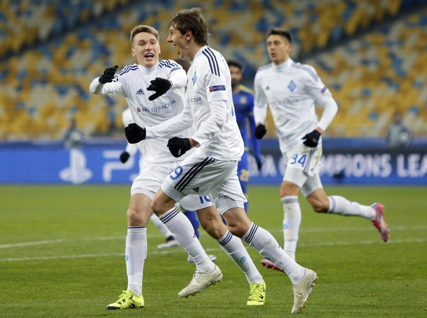 Гармаш святкує гол у ворота "Маккабі" / AP Photo