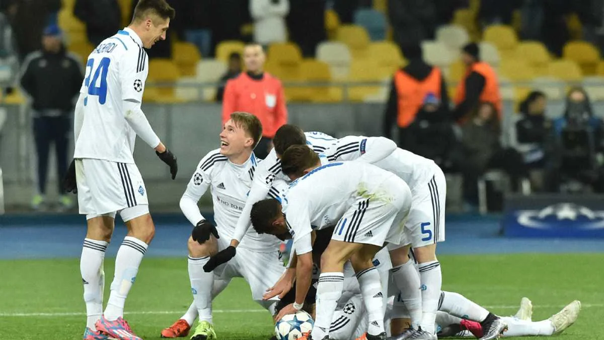 "Динамо" святкує гол / Футбол 24