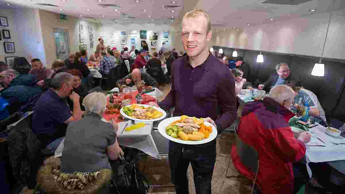 Форвард "Эвертона" Нейсмит организовал праздничный обед бездомным Глазго (ФОТО)