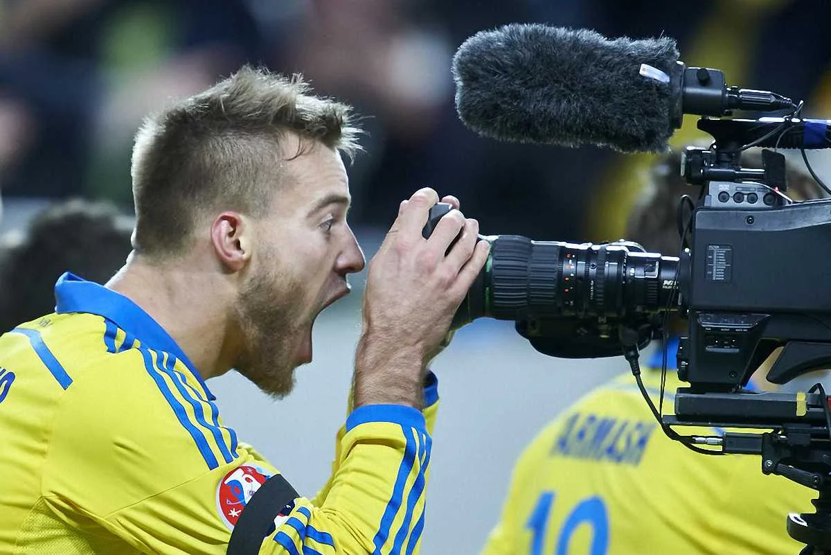 Ярмоленко заглядывает в камеру, мы - в будущее / фото Getty Images