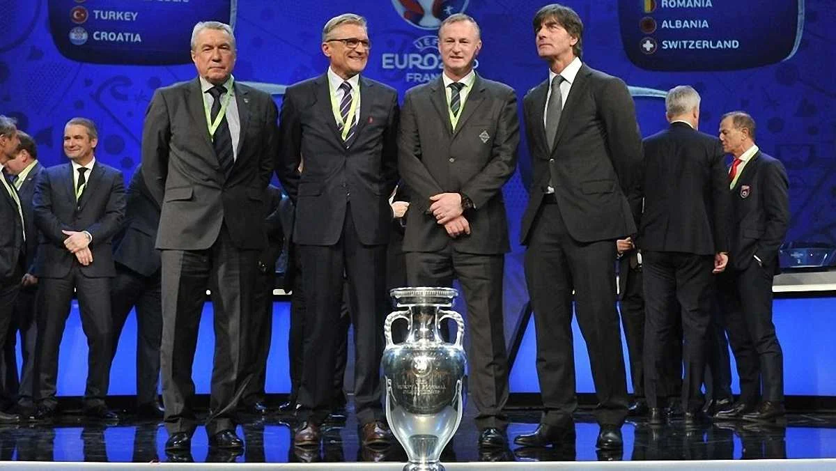 Тренеры сборных нашей группы (Владимир Онищенко (помощник Михаила Фоменко), поляк Адам Навалка, североирландец Майкл О'Нил, немец Йоахим Лев / фото УЕФА