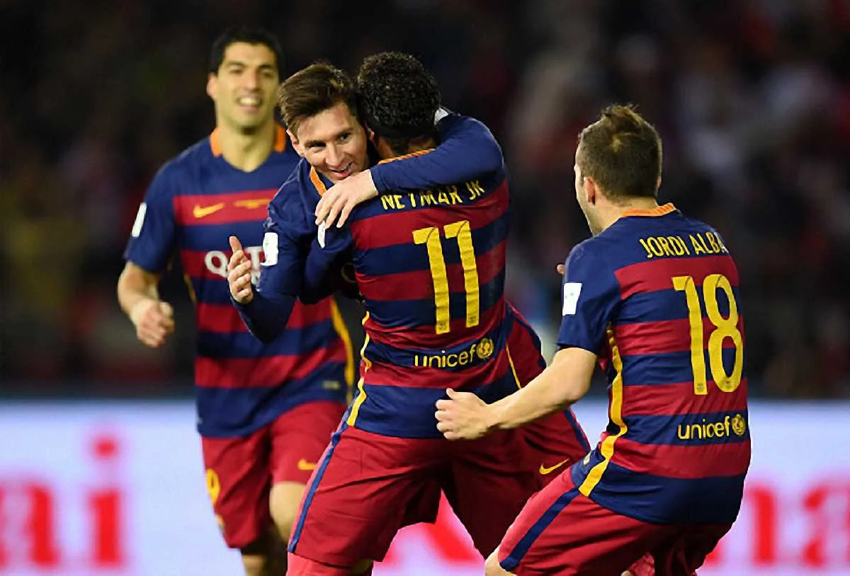 Партнери вітають Мессі з голом / getty images