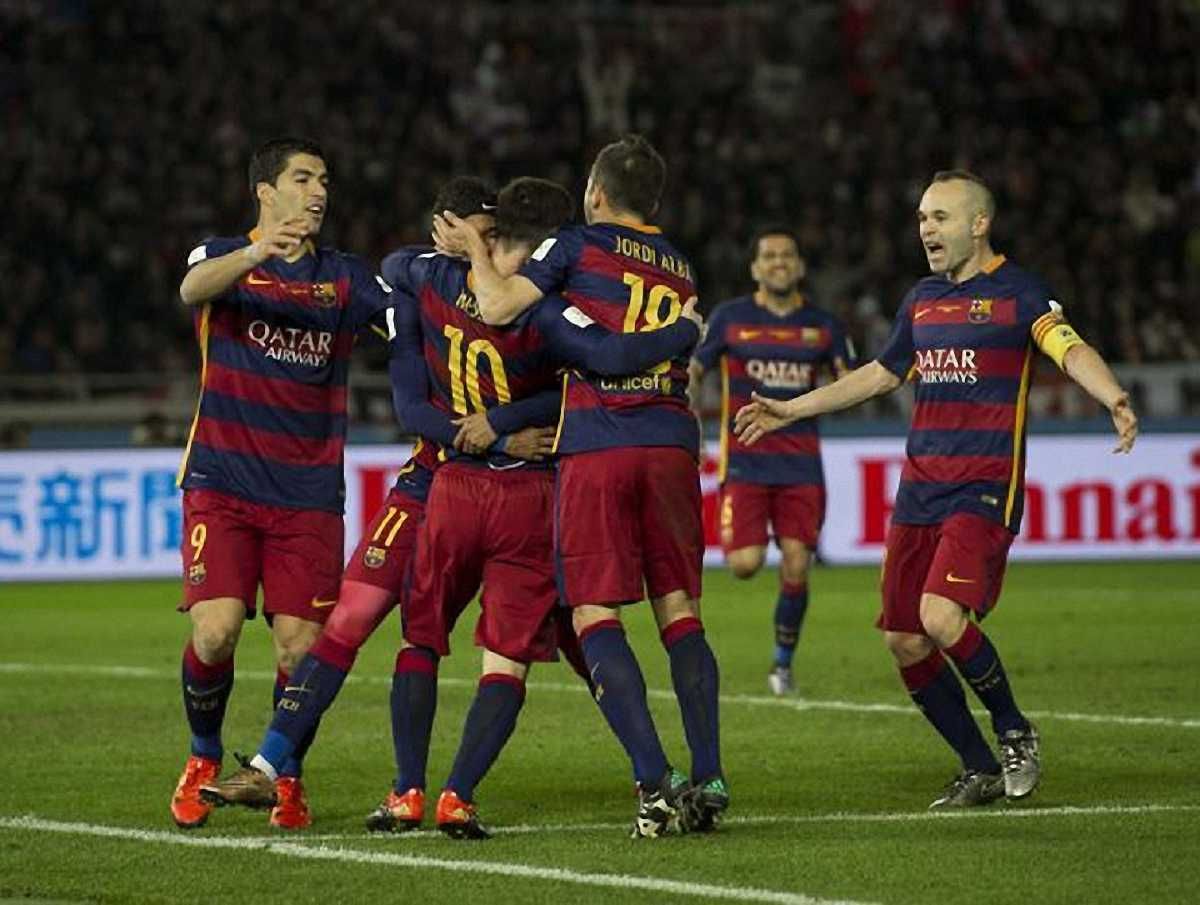 Месси в объятиях партнеров / mundo deportivo