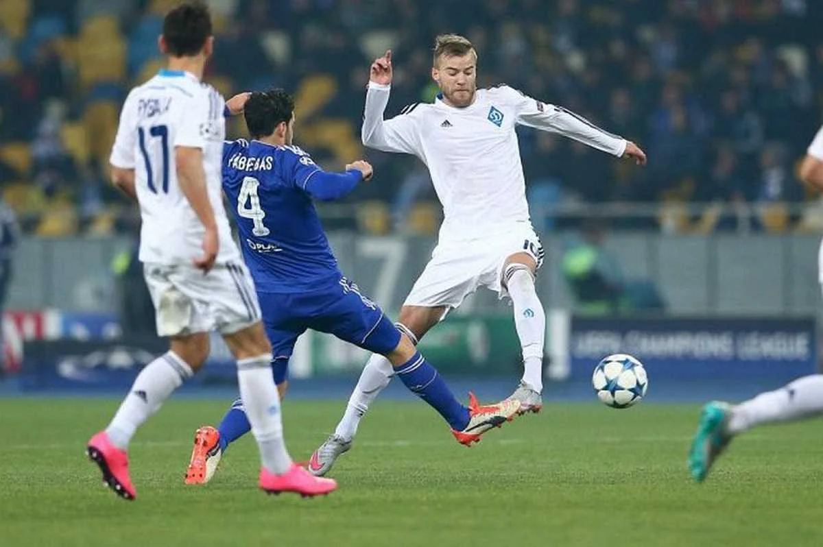 Ярмоленко бореться з "Челсі" / Фото Олександр Осипов