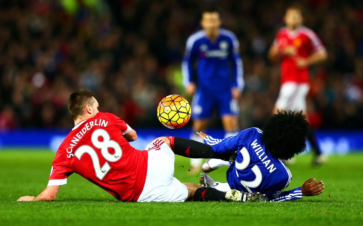 Виллиан в борьбе с Шнайдерлином / фото Getty Images