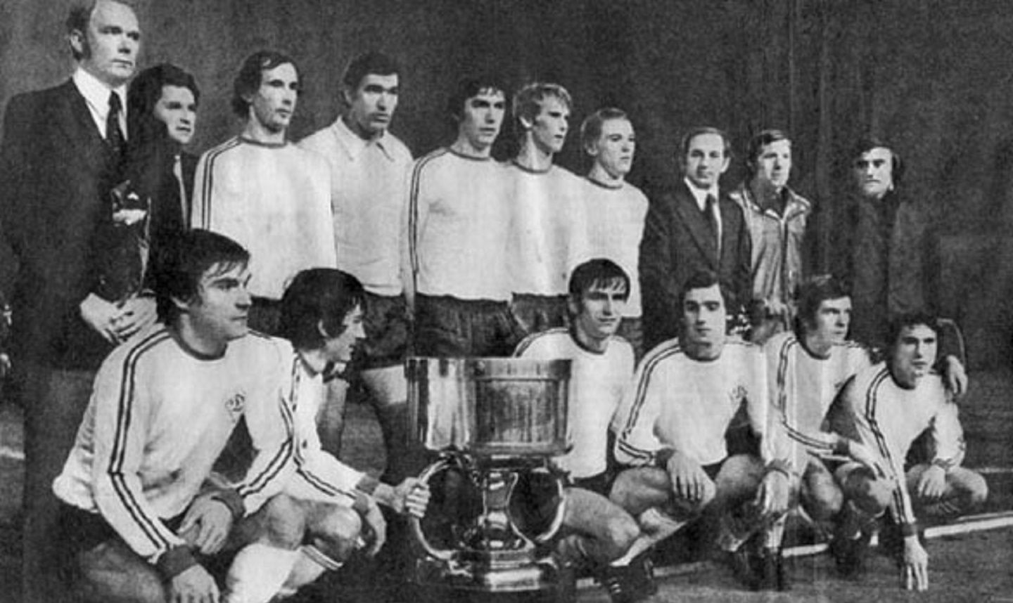 Лобановский - крайний слева. Фоменко - второй слева в нижнем ряду.