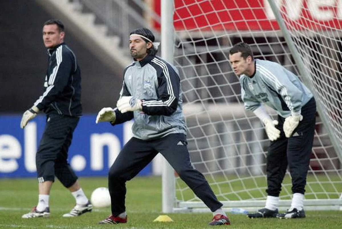 Павел (в центрі) під час тренування "Ньюкасла" / Фото Getty Images