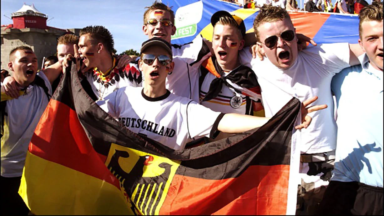 Німецькі фанати чекають на голи Артема в Бундеслізі / Getty Images