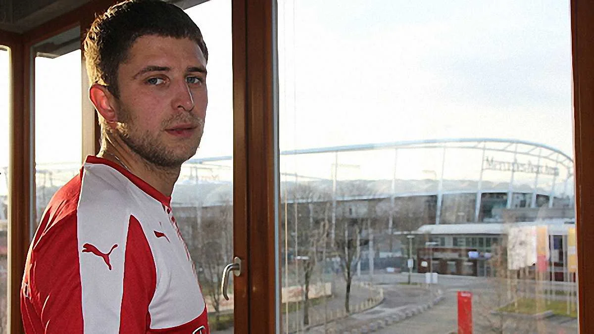 Кравец позирует в футболке своего нового клуба / фото ФК "Штутгарт"