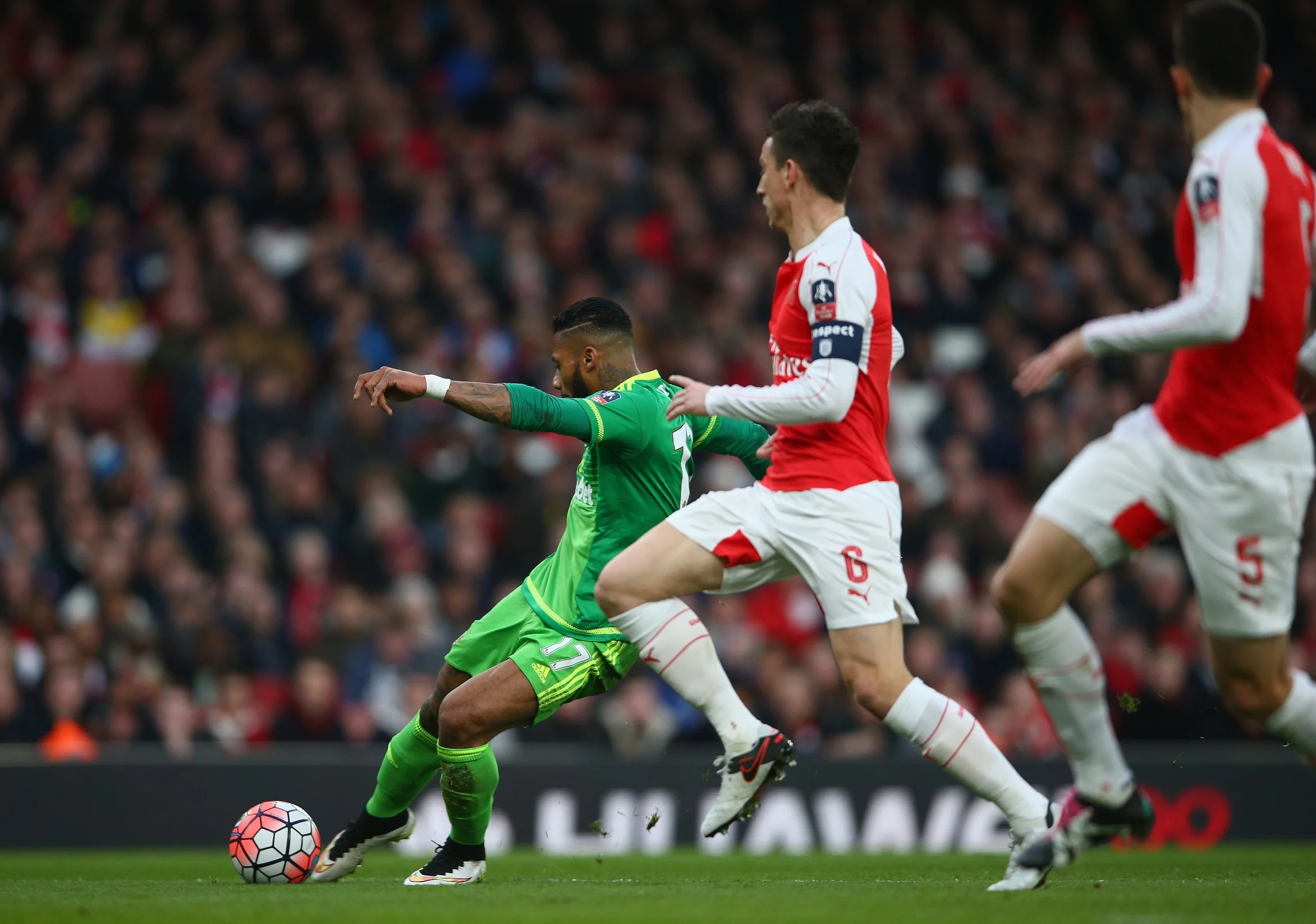 Ленс забивает Арсеналу / Фото Getty Images