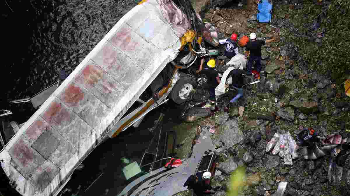 16 погибших - автобус с командой упал с моста в Мексике (ФОТО)