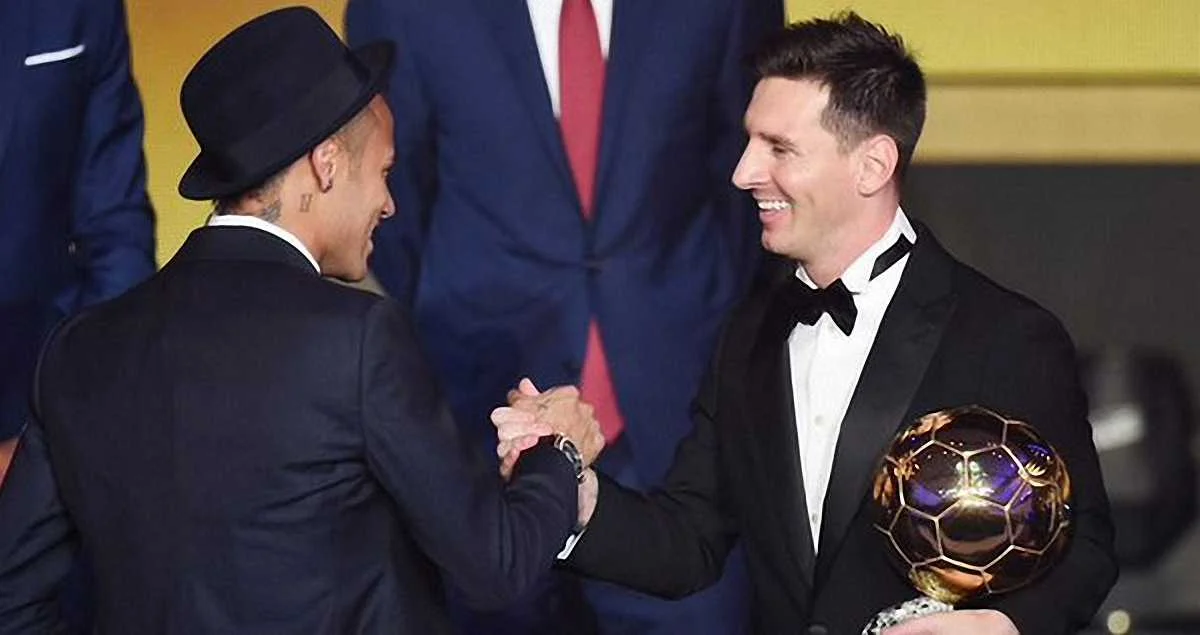 Мессі приймає вітання бронзового призера ЗМ-2015 Неймара / фото Getty Images