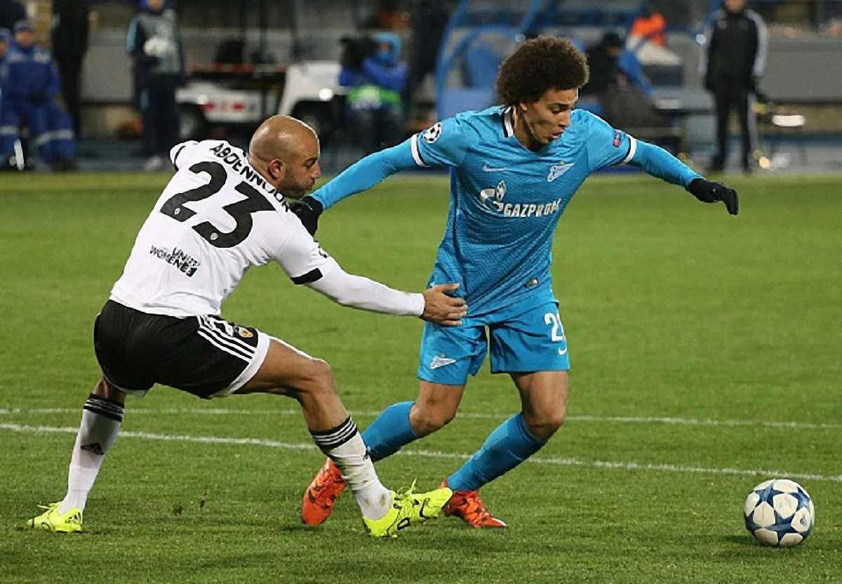 Вітсель у боротьбі з суперником / getty images