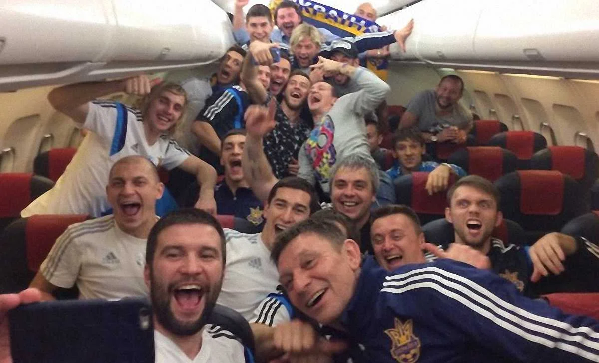 Сергей Барановский (слева на переднем плане) и сборная Украины / Facebook