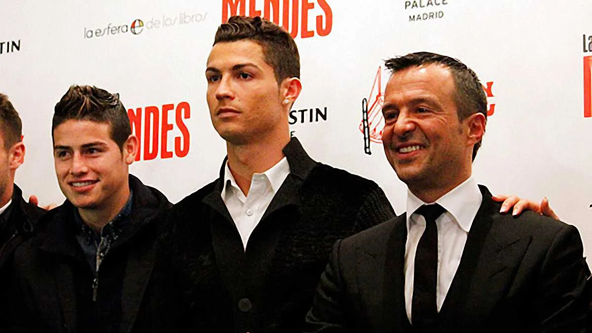 Один из лучших футбольных агентов мира Жорже Мендеш со своими звездными клиентами - Криштиану Роналду и Хамесом Родригесом / Getty Images
