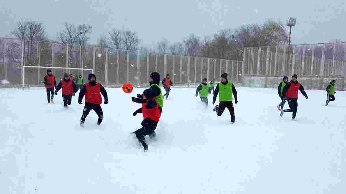 "Черноморец" провел тренировку по колено в снегу (ФОТО)