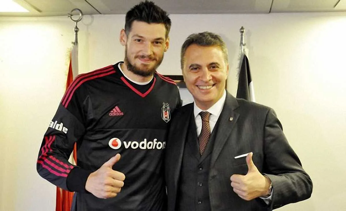 Денис Бойко уже позирует в свитере "Бешикташа"