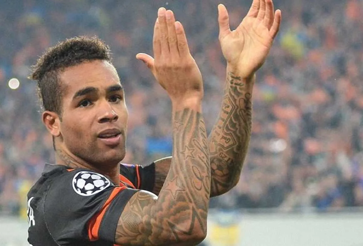 Алекс Тейшейра аплодирует