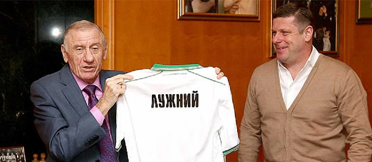 Лужний приймає футболку від Дячука-Ставицького на презентації / фото ФК "Карпати"