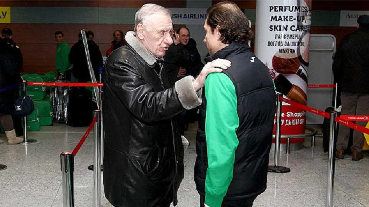 Дячук-Ставицкий и Худобяк в аэропорту / фото ФК "Карпаты"