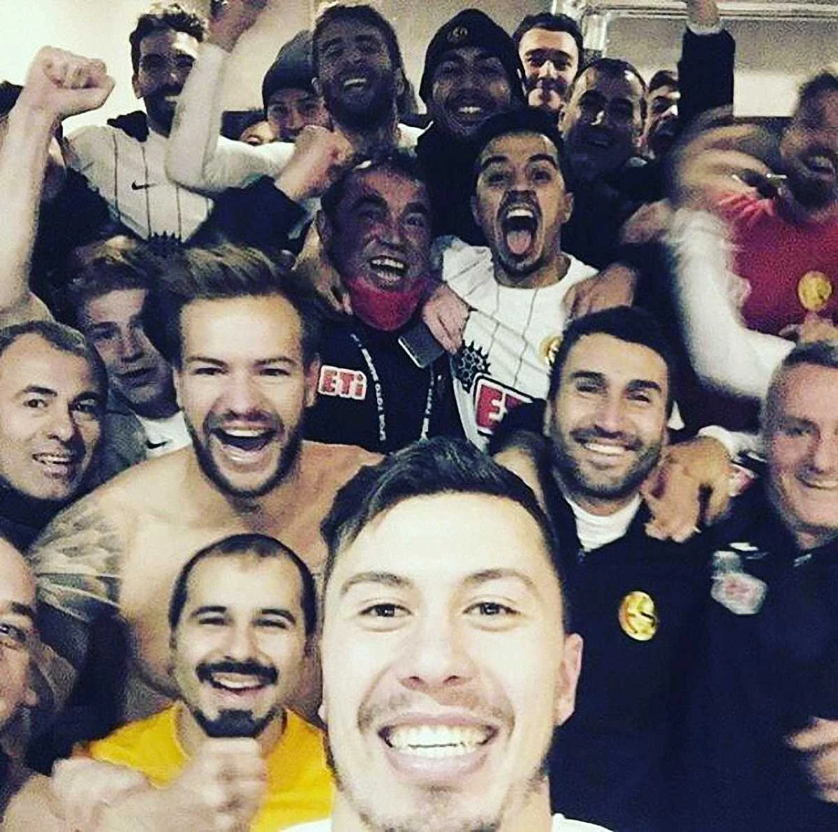 Знайди Кулача на тріумфальному фото