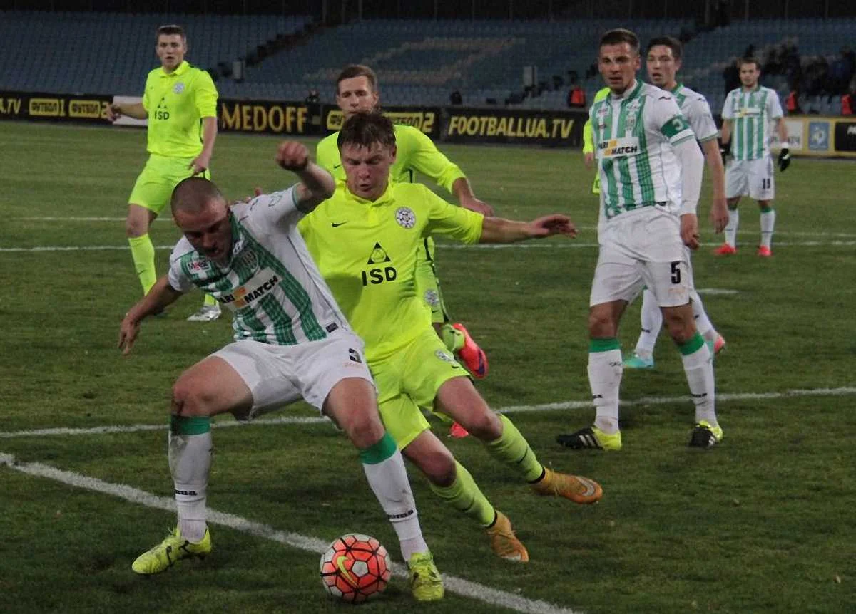 Володимир Гоменюк (на передньому плані) проти "Карпат" / Фото ФК Сталь