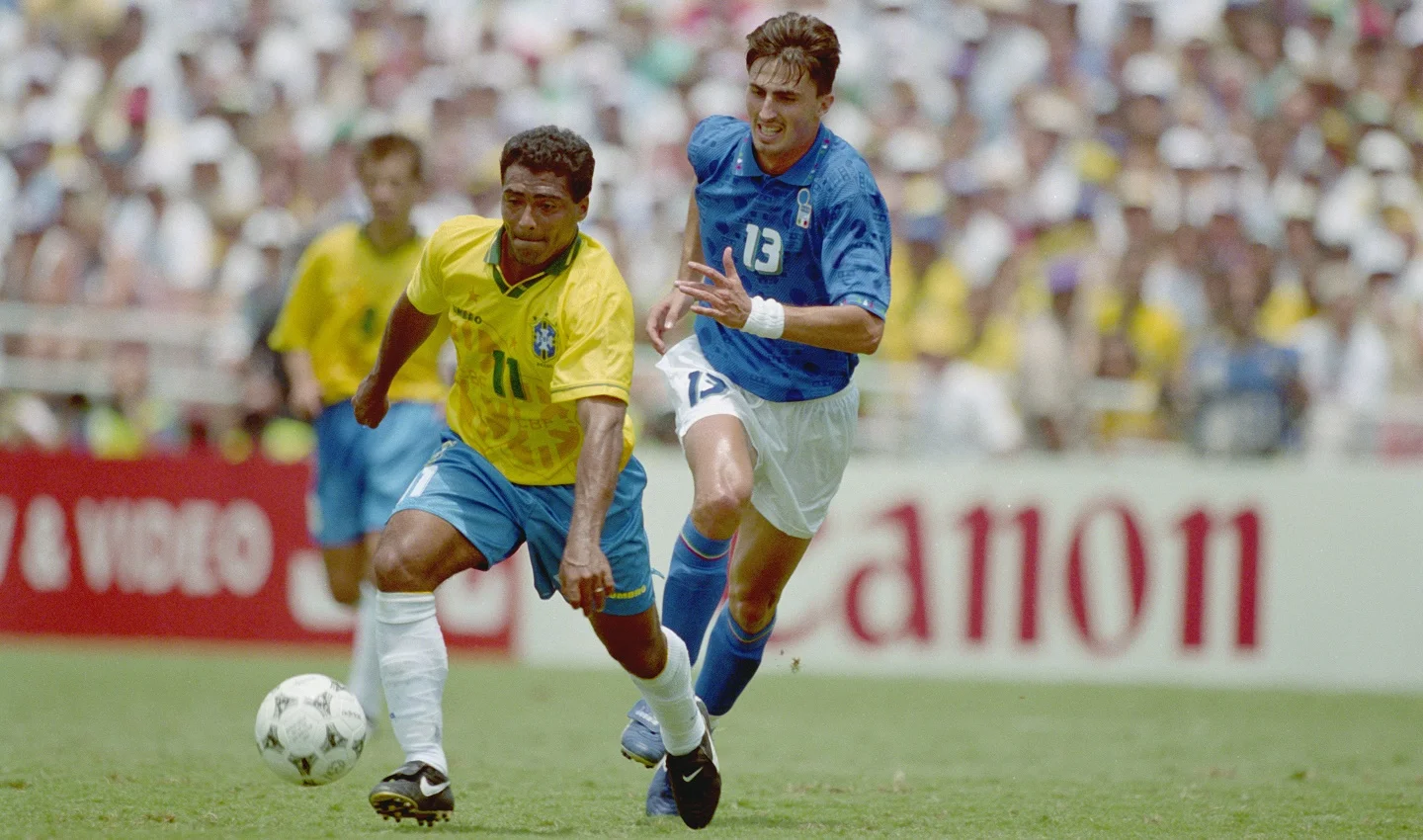 Фінал ЧС-1994. Ромаріо проти Діно Баджо зі збірної Італії. Фото: Getty Images