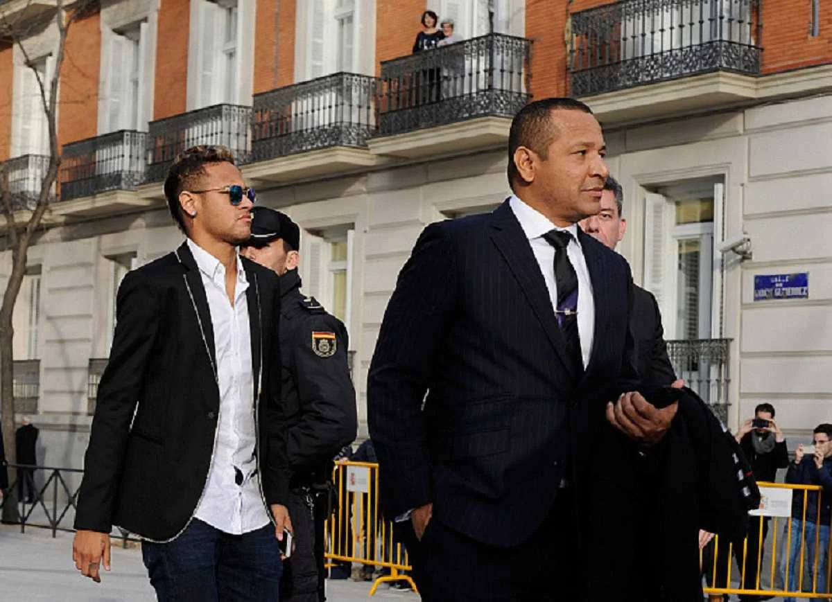 Неймар з батьком після судового засідання / getty images