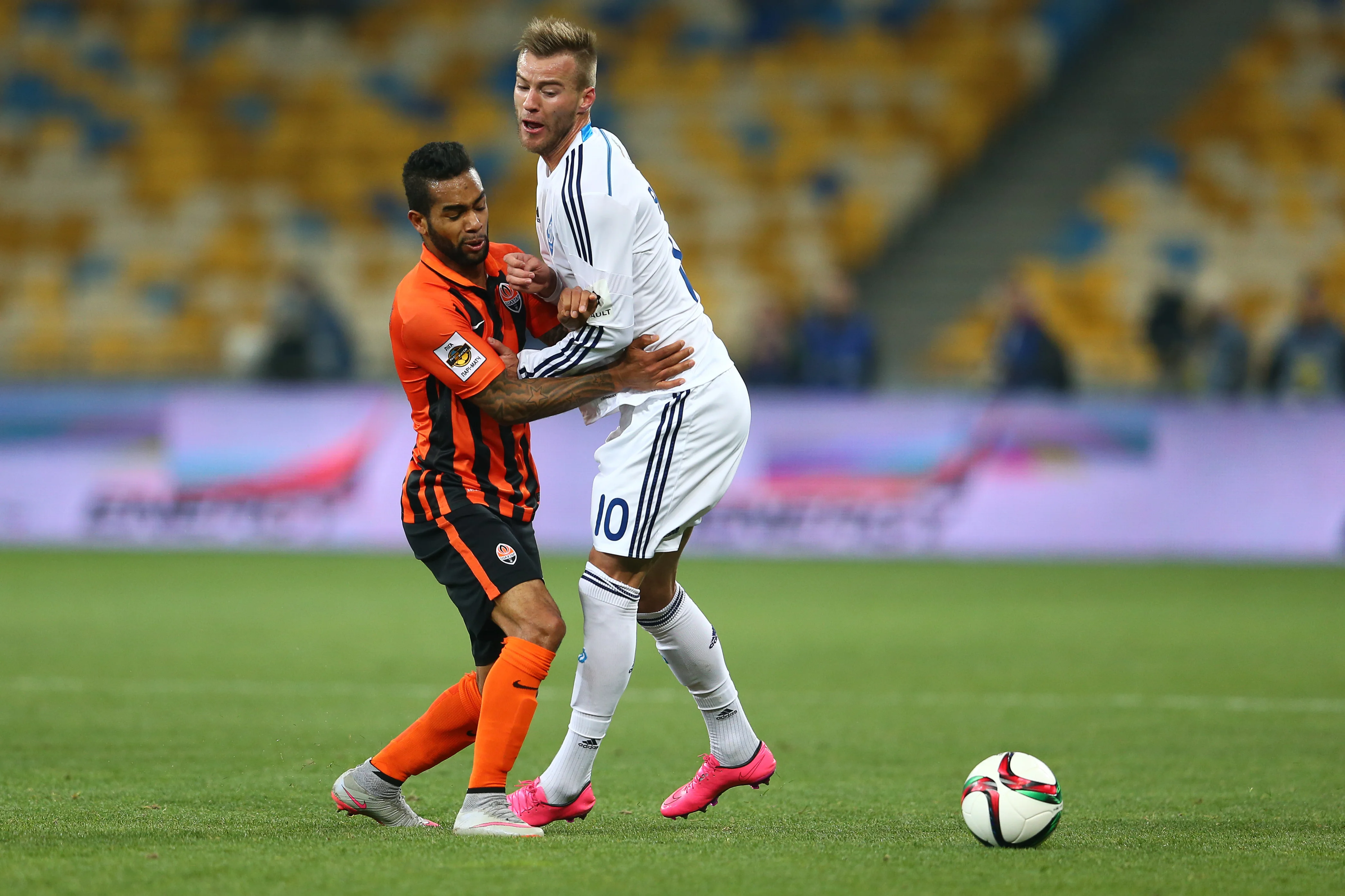 Тейшейра в игре против Ярмоленко / Фото - А. Осипов