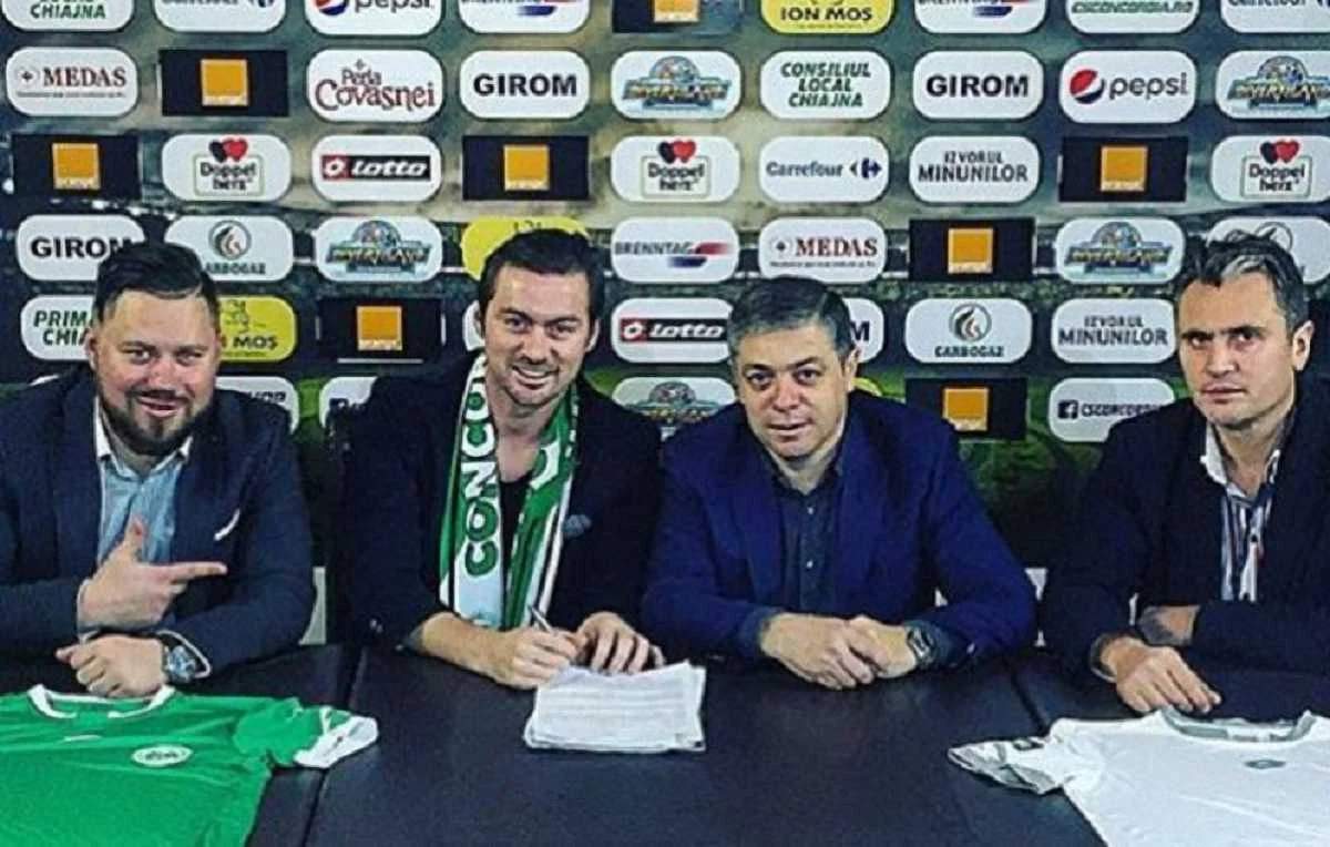 Мілевський підписує контракт / фото із соцмереж