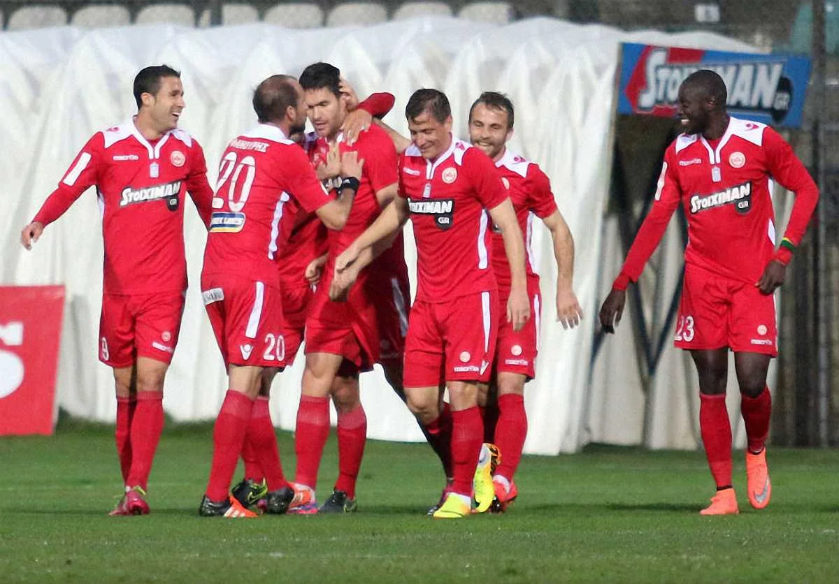 Евгений Селин (3-й слева) в центре внимания / фото ФК "Платаниас"