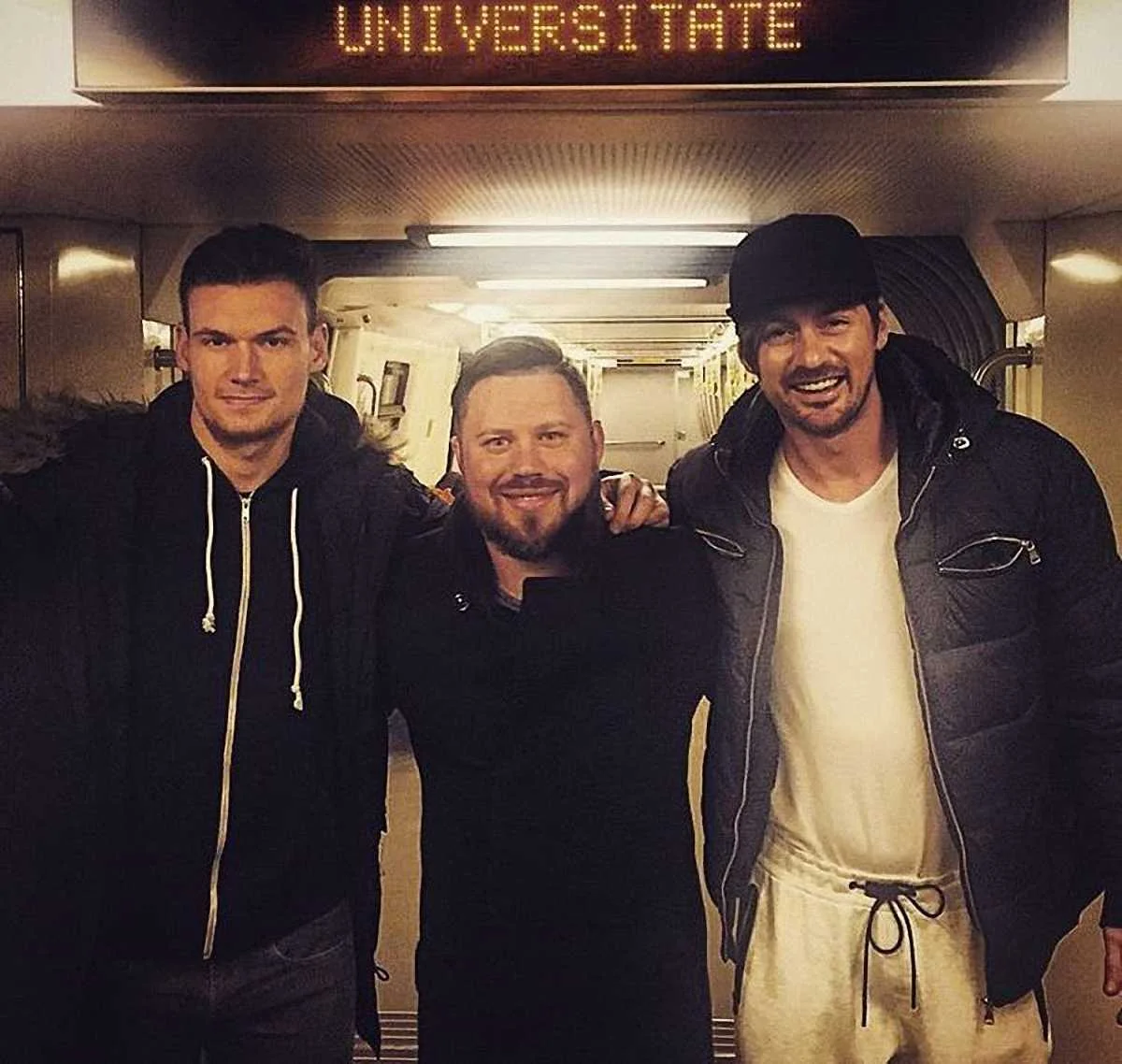 Фото к новости: Милевский похвастался фотографией со дня Валентина возле огромного Дворца Чаушеску