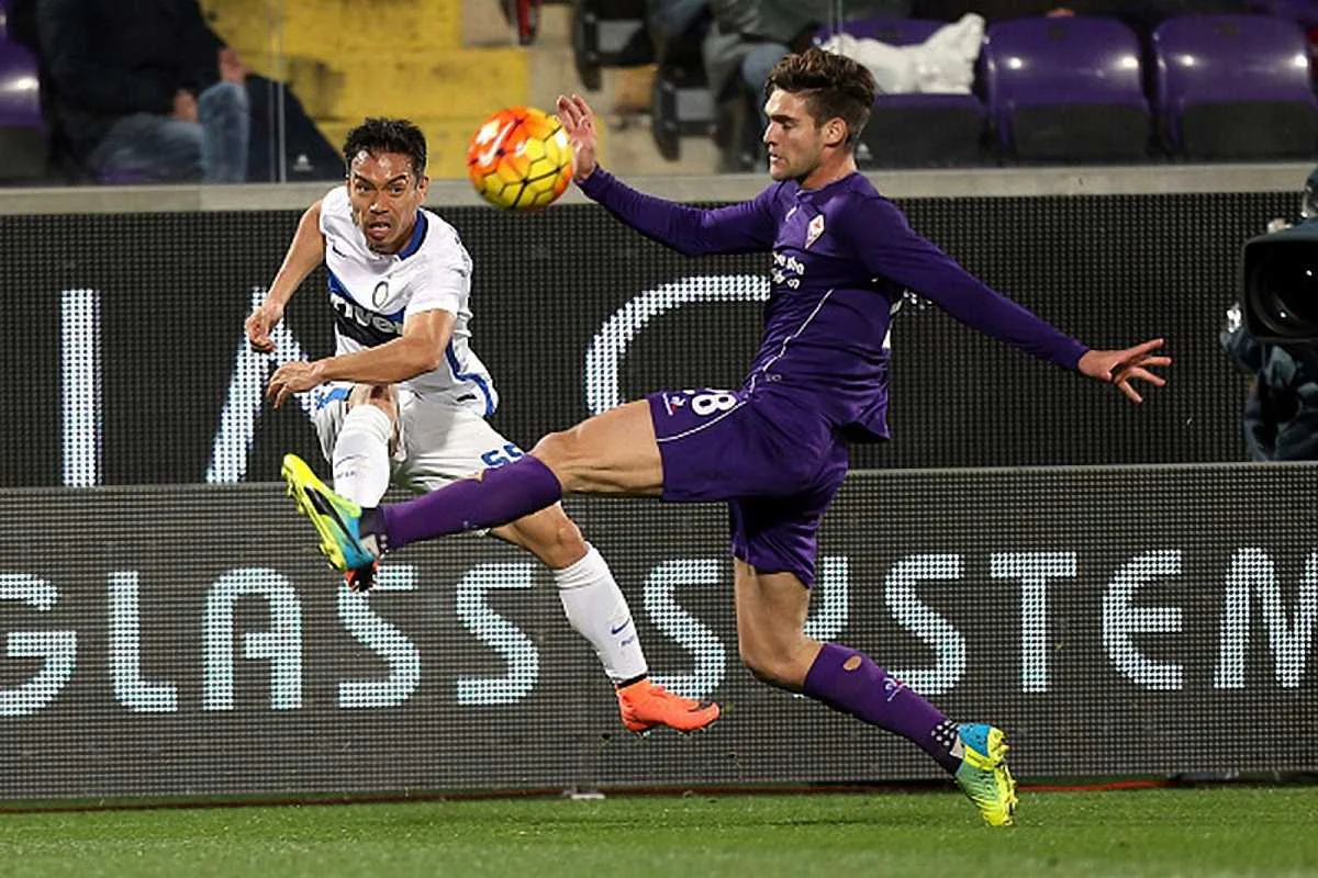 Нагатомо в полете выбивает мяч / Getty Images