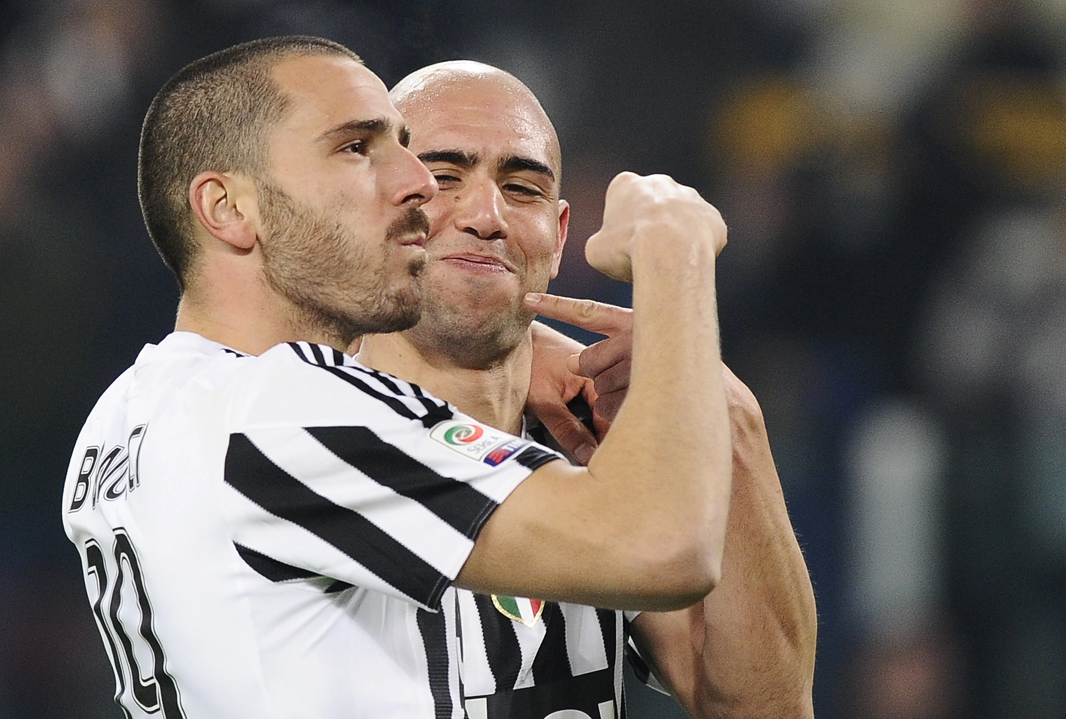 Тріумф "Юве" на одному фото: Бонуччі підчистив, Дзадза прибив / фото Gazzettaworld