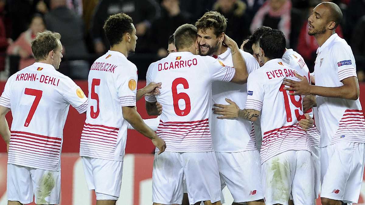 Партнеры поздравляют Льоренте - героя матча "Севилья" - "Мольде" / UEFA.com