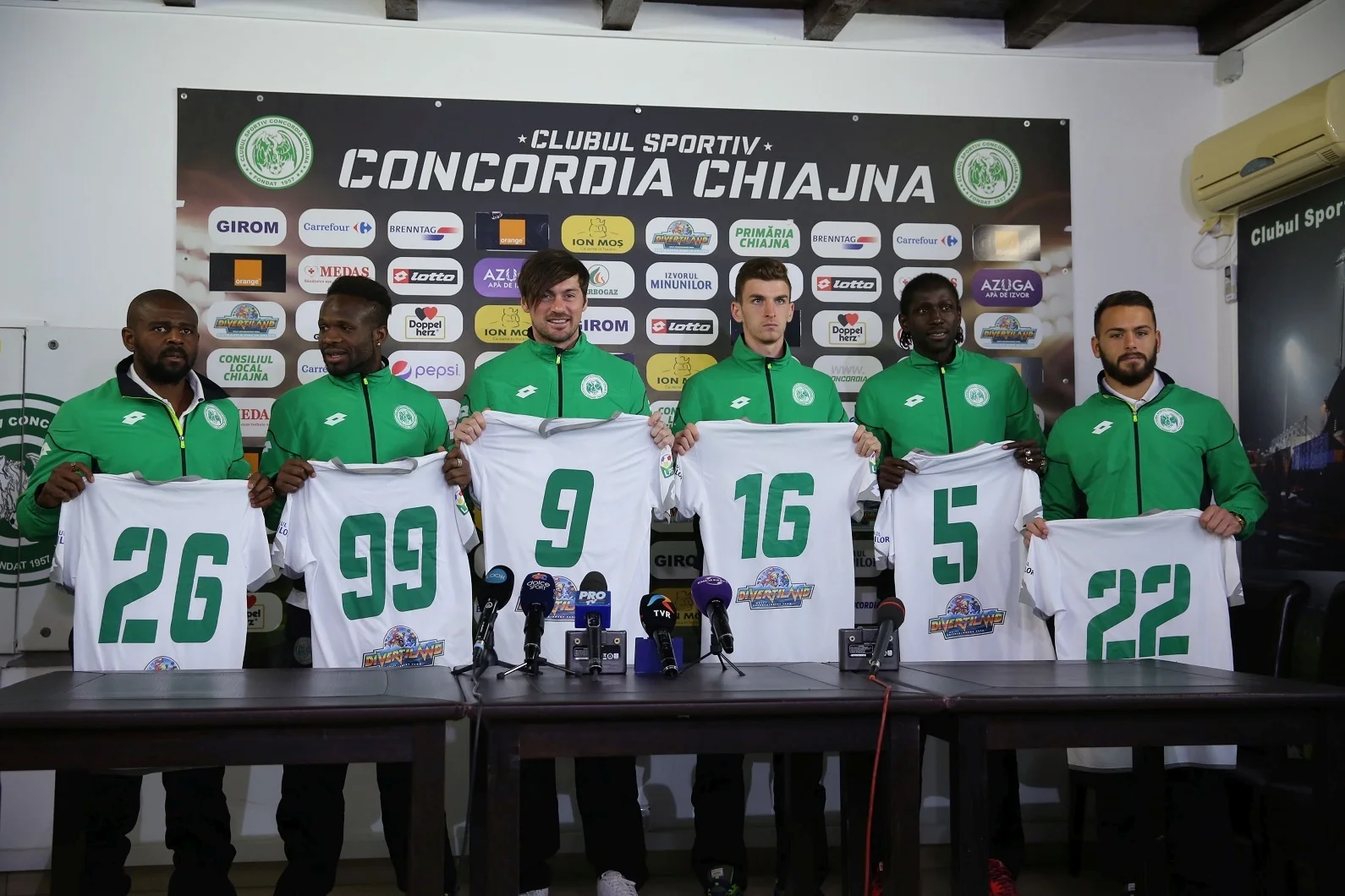 Мілевський у компанії новачків "Конкордії" / фото ФК "Конкордія"