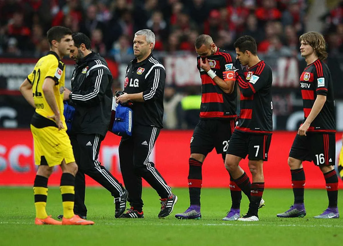 Матч "Байєр" - "Борусія" призупинено