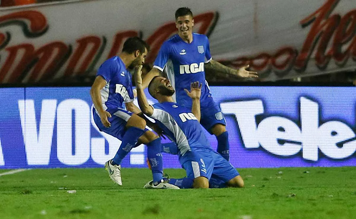 Фото к новости: Чудо-голом ножницами на 90-й отличился Лисандро Лопес - эффектное видео