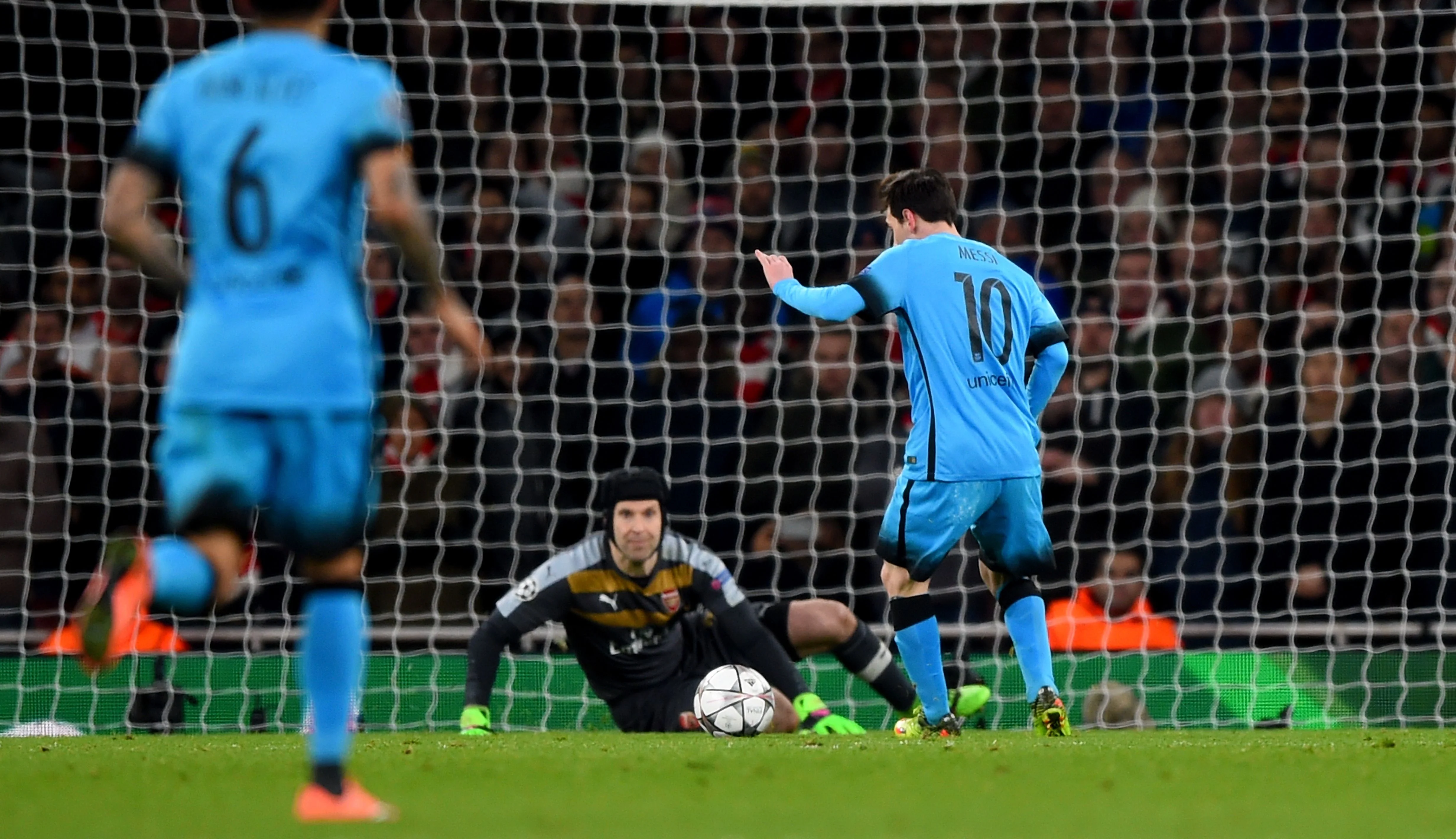 Месси впервые огорчил Чеха - за мгновение до одного из двух голов / фото Getty Iages