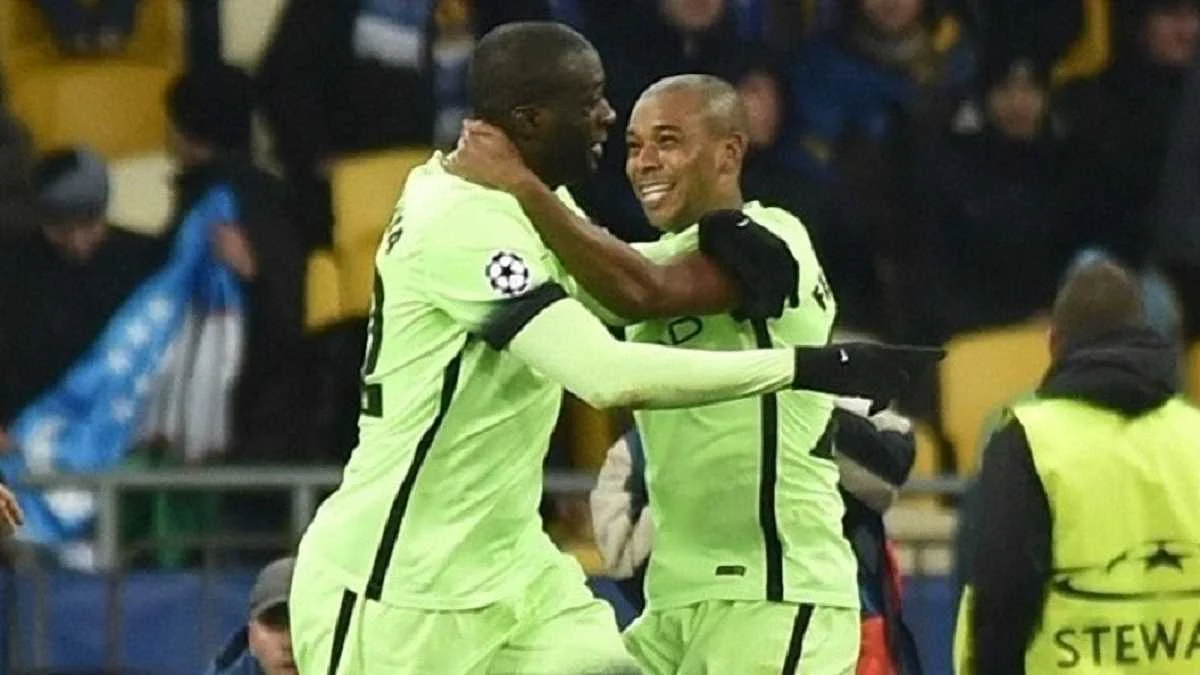 Фернандиньо поздравляет Туре / УЕФА