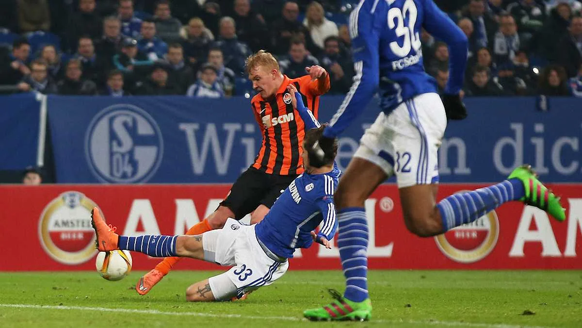 Віктор Коваленко тероризує "Шальке" / Getty images